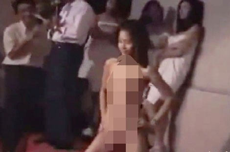 Hình ảnh cắt từ clip tuyển vợ Việt của đàn ông Hàn Quốc gây xôn xao dư luận hồi đầu năm 2012