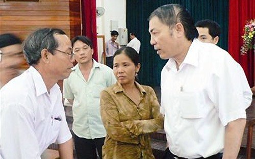 Bí thư Nguyễn Bá Thanh (phải) tại buổi đối thoại trực tiếp với hơn một trăm ông chồng "vũ phu" tại Đà Nẵng, tháng 8/2009 - Ảnh: Nguyễn Huy.