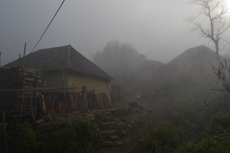 Sáng sớm ngày 10.1, vùng núi Lào Cai nhiều nơi có sương mù dày đặc