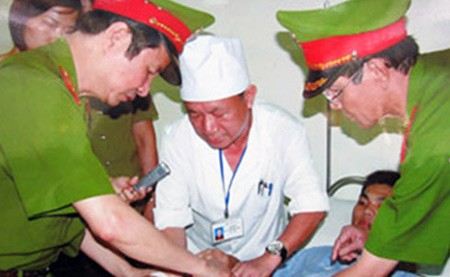 Lãnh đạo Bộ Công an thăm thượng sĩ Bùi Văn Tuấn, chiến sĩ Công an Hòa Bình bị thương khi truy bắt tên Sơn.