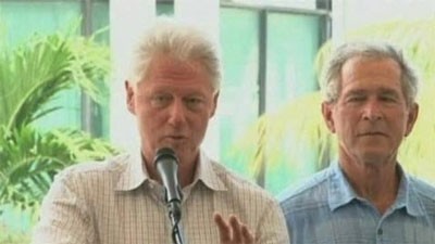 Bill Clinton và George W. Bush tại hội nghị tài trợ tái thiết Haiti.