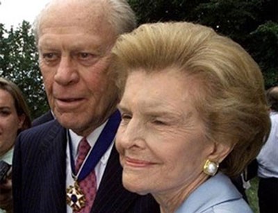 Gerald Ford và vợ Betty phát biểu với các phóng viên bên ngoài Nhà Trắng tháng 8/1999.