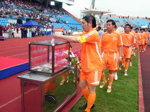 Ông Nguyễn Bá Thanh trực tiếp tham gia thi đấu bóng đá và quyên góp ủng hộ các nạn nhân cơn siêu bão Xangsane năm 2006 ở TP Đà Nẵng và tỉnh Quảng Nam - Ảnh: HC