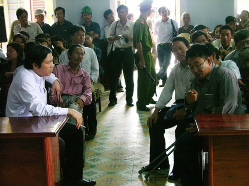 Ông Nguyễn Bá Thanh trực tiếp tham dự một phiên toà có tiếng kêu oan của người dân - Ảnh: HC