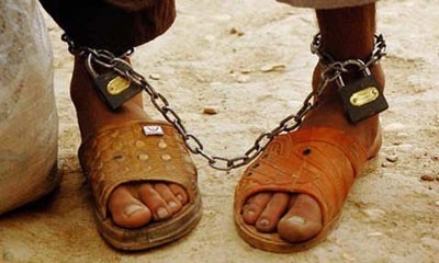 Hai tù nhân bị xích chân ở Afghanistan.