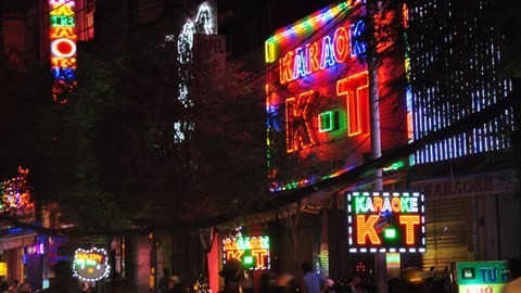 Quán karaoke dày đặc trên đường Sư Vạn Hạnh, Q.10, TP.HCM (ảnh chụp tối 23/1) - Ảnh: QUANG ĐỊNH