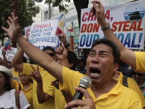 Người dân Philippines biểu tình chống Trung Quốc vào tháng 5-2012. Ảnh: Reuters