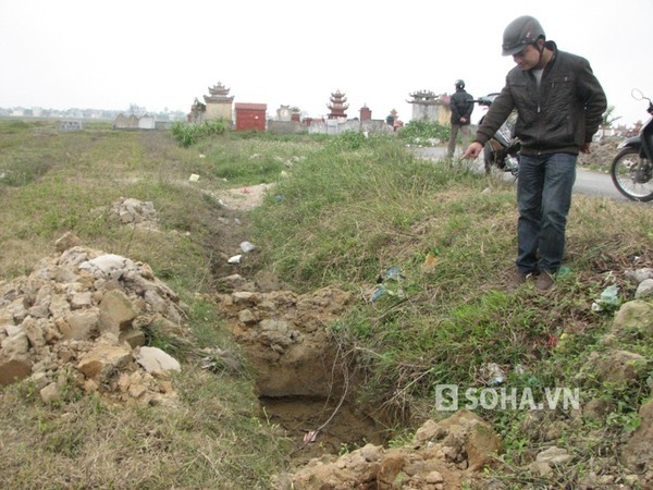 Dấu tích những chiếc huyệt được hung thủ Lê Thanh Đại đào sẵn với ý định phi tang 3 nạn nhân.