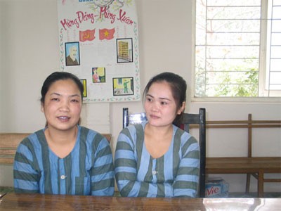 Phạm nhân Đỗ Thị Hằng (phải) - sẽ kịp về đón Tết Nguyên đán 2013 với gia đình