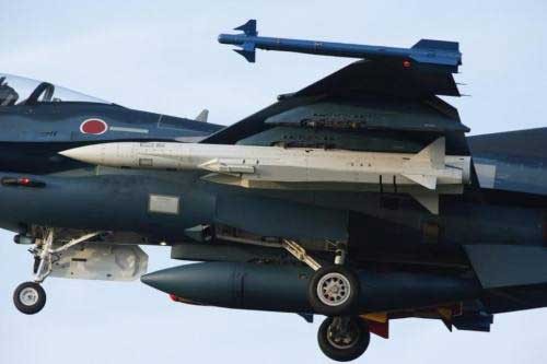 Tên lửa không đối hạm XASM-3 trên cánh một chiếc tiêm kích F-2 của JASDF.