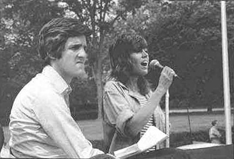 John Kerry và diễn viễn Jane Fonda trong một cuộc tuần hành phản đối cuộc chiến tranh mà Mỹ tiến hành ở Việt Nam những năm 70 của thế kỷ trước. Ảnh: AP