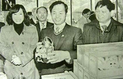 Ông Bình (đứng giữa) đang giới thiệu sản phẩm chè Tân Cương Hoàng Bình. Ảnh: ANTG