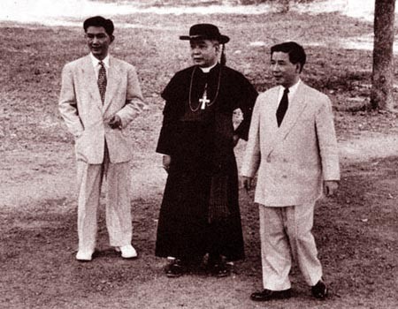 Giám mục Ngô Đình Thục cùng Ngô Đình Diệm (phải) và Ngô Đình Nhu.