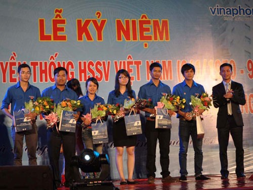 Anh Nguyễn Bá Cảnh (ngoài cùng bên phải) trao học bổng cho sinh viên
