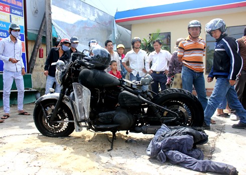 Xe máy của anh Việt cháy tại trạm xăng dầu trên đường Bà Triệu (TP Quảng Ngãi). Ảnh: Trí Tín.