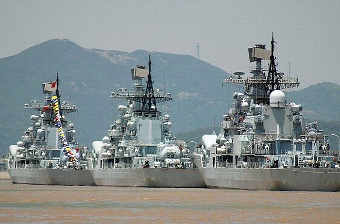 Hạm đội Đông Hải là lực lượng hải quân đầu tiên được thành lập của Cộng hòa Nhân dân Trung Hoa, ngày 23/4/1949. Hiện nay, vai trò chính hạm đội là đối phó với: lực lượng quân sự Mỹ đóng tại Okinawa (Nhật Bản); lực lượng Phòng vệ biển Nhật Bản (tranh chấp Điếu Ngư/Senkaku) và “cảnh giác” với Đài Loan.