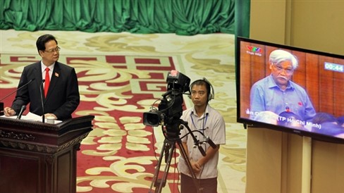 Thủ tướng Nguyễn Tấn Dũng lắng nghe câu chất vấn của đại biểu Dương Trung Quốc tại phiên chất vấn
