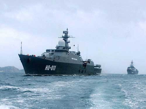 Sự có mặt của tàu hộ vệ tên lửa Gepard 3.9 sẽ đưa Hải quân Việt Nam tiến dần ra biển lớn, trong ảnh, tàu hộ vệ tên lửa Gepard 3.9 HQ-011 Đinh Tiên Hoàng và HQ-012 Lý Thái Tổ đang thực hiện nhiệm vụ tuần tra trên biển.