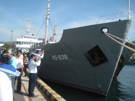 Tàu HQ 936 trên bờ biển Cam Ranh.