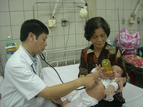 Bé 7 tháng tuổi bị viêm phổi đang điều trị tại khoa Nhi, BV Bạch Mai (Ảnh Mai Hương)