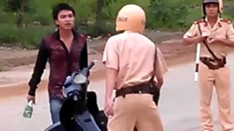 Một cảnh hành hung cảnh sát giao thông lấy từ clip trên YouTube