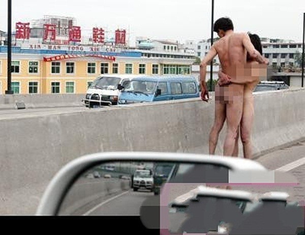 Cặp đôi khoả thân bế nhau phía trên cầu vượt cao tốc