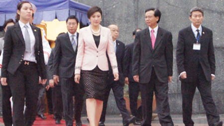 Nữ chiến sĩ cảnh vệ (trái) bảo vệ Thủ tướng Thái Lan Yingluck Shinawatra sang thăm Việt Nam (ảnh tư liệu)