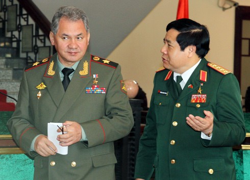 Đại tướng Phùng Quang Thanh và Bộ trưởng Quốc phòng Nga Sergei Shoigu trò chuyện sau cuộc hội đàm. Ảnh: Nguyễn Hưng.