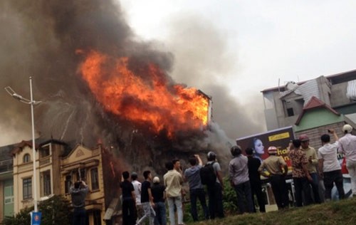 Hà Nội: Cháy dữ dội ở cửa hàng nội thất, nhà 5 tầng đổ sập ảnh 6