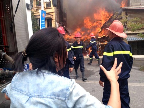 Hà Nội: Cháy dữ dội ở cửa hàng nội thất, nhà 5 tầng đổ sập | Giáo ...