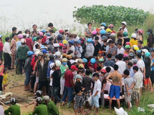 Rất đông người hiếu kỳ đến xem vớt xác thiếu nữ tại sông Đà Rằng