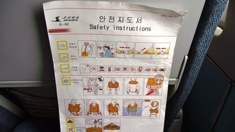 Bảng hướng dẫn an toàn trên máy bay cũ kĩ và nhàu nát