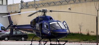 Chiếc trực thăng dùng để vượt ngục của tù nhân Vlastos - Ảnh chụp màn hình video của Daily Mail