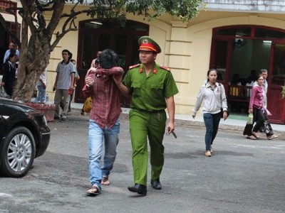 Dẫn giải Nguyễn Văn Thưởng về trại giam.