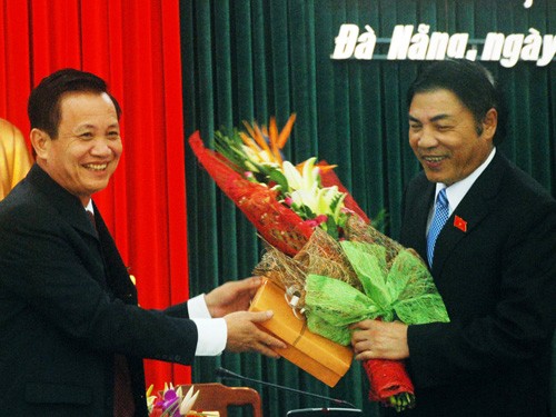 Ông Trần Thọ tặng hoa ông Nguyễn Bá Thanh - Ảnh: H.T