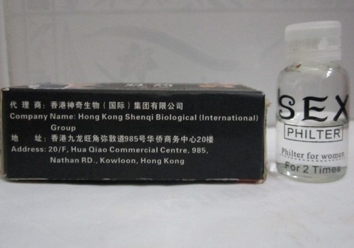 Mặt trước của hộp thuốc kích dục có hình một cô gái "thiếu vải" và nhiều chữ tiếng Anh (ảnh trên) nhưng mặt bên hông lại ghi tiếng Trung Quốc và có một địa chỉ ở... Hong Kong (ảnh dưới).