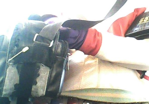 Chiếc túi xách chứa nhiều loại thúc kích dục và dao găm của những người bán thuốc kích dục tại bến xe Miền Tây.