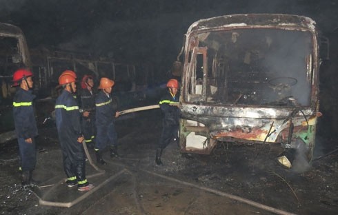Hàng chục Cảnh sát PCCC cố gắng khống chế ngọn lửa lúc nửa đêm. Cháy rụi hoàn toàn chiếc xe. Những chiếc xe bị "bà hỏa" thiêu biến dạng, thành tro tàn. Xe buýt đứng hàng dọc bốc cháy bí ẩn.