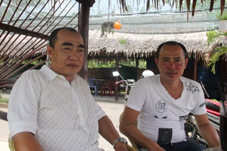 Anh Nguyễn Thanh Hồng (trái) và anh Nguyễn Công An cùng tố cáo hành vi của ông Nhã.