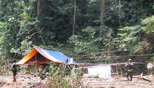 Lán trại bọn bắt cóc dựng nên làm nơi giam giữ 5 phu trầm tại đất Lào