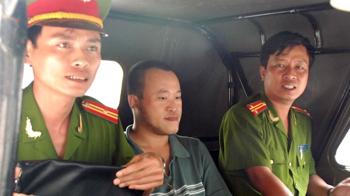 Nguyễn Hoàng Hà khi bị lực lượng công an bắt - Ảnh: Đăng Nam
