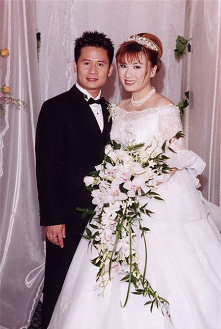 Ngày 25/9/2002, Bằng Kiều chính thức nên duyên vợ chồng cùng Trizzie Phương Trinh. Sau hôn lễ ở Hà Nội, họ tổ chức thêm một đám cưới nữa ở Mỹ. Khi đó, Trizzie đang là giọng cá khá đình đám ở hải ngoại nhưng cô vẫn quyết định lui về phía hậu trường để chăm lo cho gia đình, giúp chồng phát triển sự nghiệp ở Mỹ