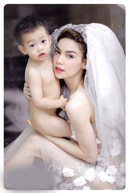 Hà Hồ mặc áo cưới hạnh phúc bên con trai Subeo ảnh 3