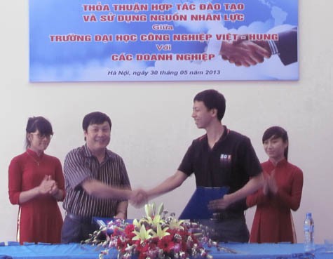 Ông Nguyễn Ngọc Thủy-Phó Hiệu trưởng, Trưởng Ban tuyển sinh & đào tạo trường Việt-Hung trao thỏa thuận hợp tác đào tạo cho đại diện Công ty IDT.
