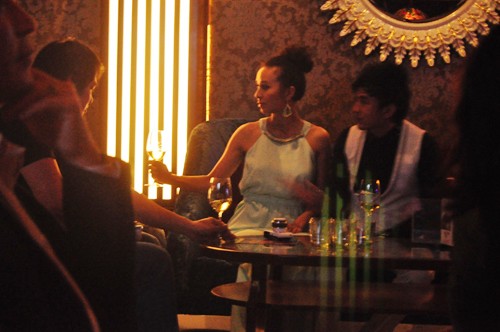 Hình ảnh Đan Trường và Huyền Ny trong quán bar từng khiến dư luận xôn xao.