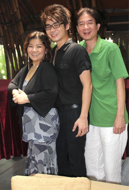 Vợ chồng NSND Thanh Hoa và con trai.