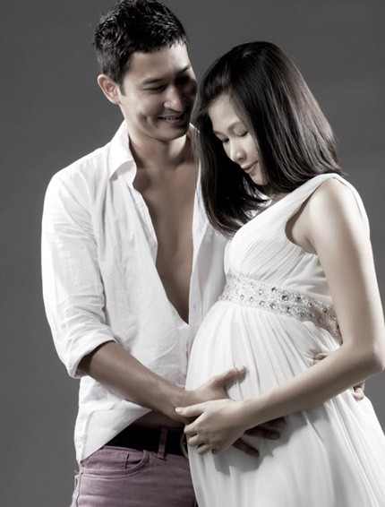 Mạc Anh Thư hạnh phúc bên Huy Khánh khi cô mang bầu đứa con đầu lòng với anh.