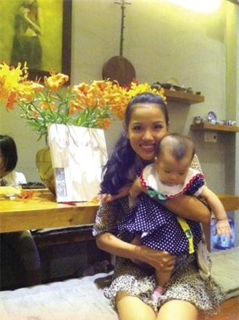 BB Phạm, vợ mới của Dustin Nguyễn bên cạnh cô con gái cưng.