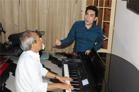 Bức ảnh nhạc sĩ Nguyễn Ánh 9 đệm đàn cho Quang Hà hát khiến dư luận dấy lên nghi ngờ chàng ca sĩ đang cố tình ăn theo để PR.