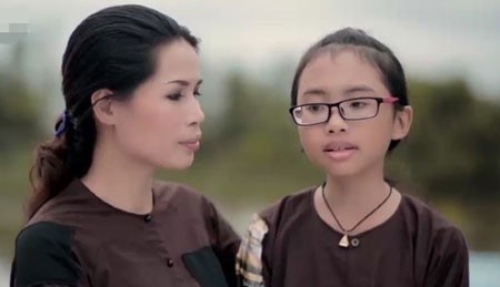Mỹ Chi trong MV Nỗi buồn mẹ tôi (Xem thêm: Cô bé 11 tuổi bị gần nghìn người 'ném đá' vì hát hit của Phương Mỹ Chi)